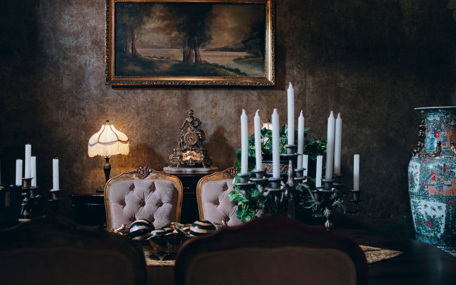 Living room with a linen sofa and a plaster fireplace